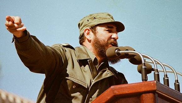 Fidel en 1976, durante el discurso en el acto de masas en honor al General Omar Torrijos, Jefe de Gobierno de la República de Panamá, efectuado en la Ciudad Escolar "26 de Julio", en Santiago de Cuba. Foto tomada de Fidel Soldado de las Ideas.