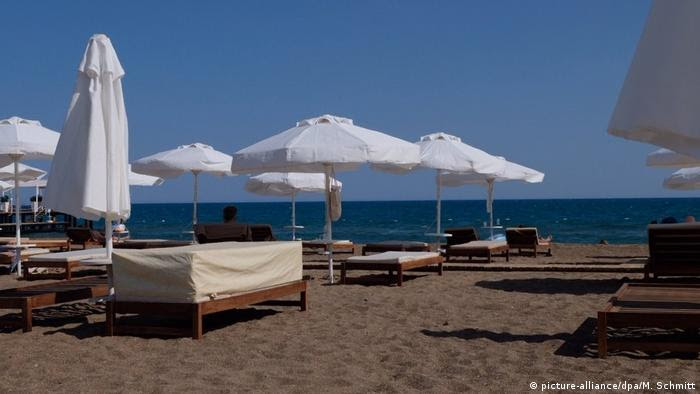 Praia vazia em Antalya,Turquia Praia vazia em Antalya,Turquia