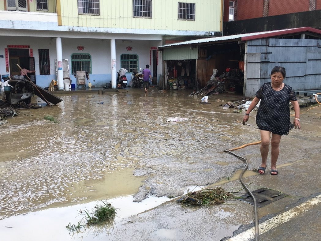 持續豪大雨造成部分地區嚴重淹水,在大水退去後,受災居民開始清理家園。 記者陳雅玲... 持續豪大雨造成部分地區嚴重淹水,在大水退去後,受災居民開始清理家園。 記者陳雅玲...