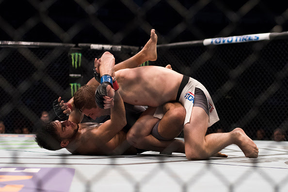 Aquí Yair Rodriguez estando sobre su espalda podría patear con su pie los riñones de su rival