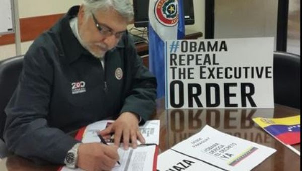 El expresidente paraguayo en el momento de su firma