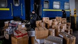 Pacchi di aiuti arrivati alla stazione di Kiev