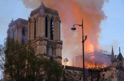 Incendio en la catedral de Notre-Dame de París: los bomberos temen no poder controlar el fuego