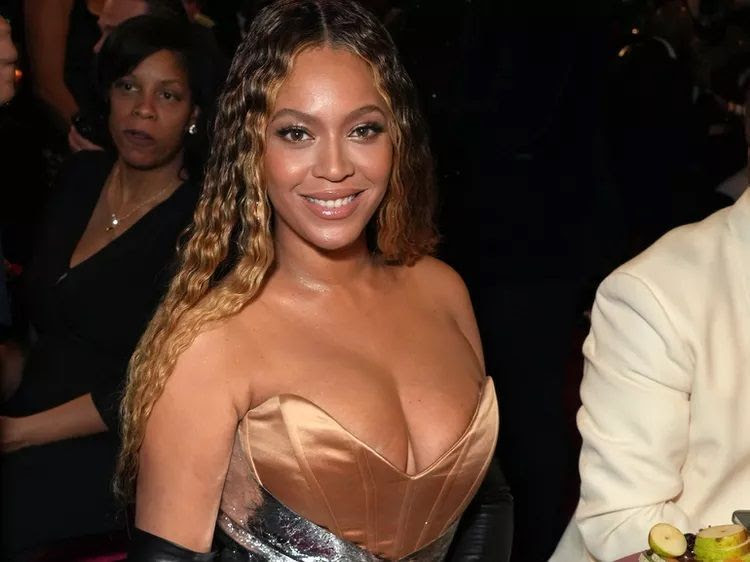 Premios Grammy 2023 mejores looks de belleza grammys