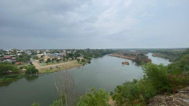 Foto tirada do alto mostra rio e casas 