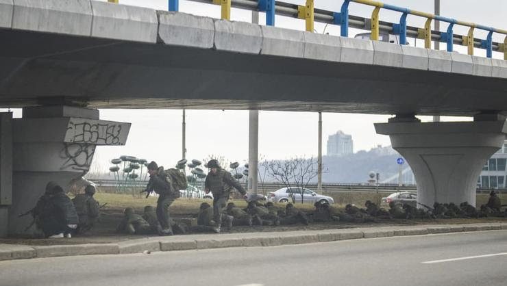 Ảnh: Ukraine bài binh bố trận ở Kiev để "nghênh đón" quân Nga - 4