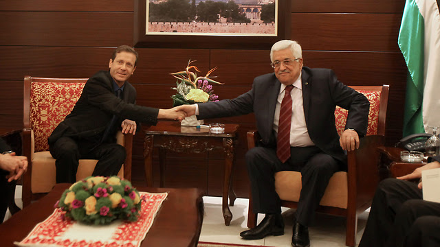 Herzog meets with Abbas (Photo: AFP)