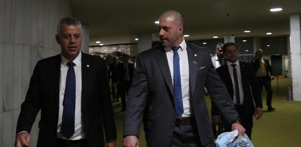 O deputado Daniel Silveira sai do plenário da Câmara dos Deputados e se dirige para seu gabinete com uma sacola de roupas