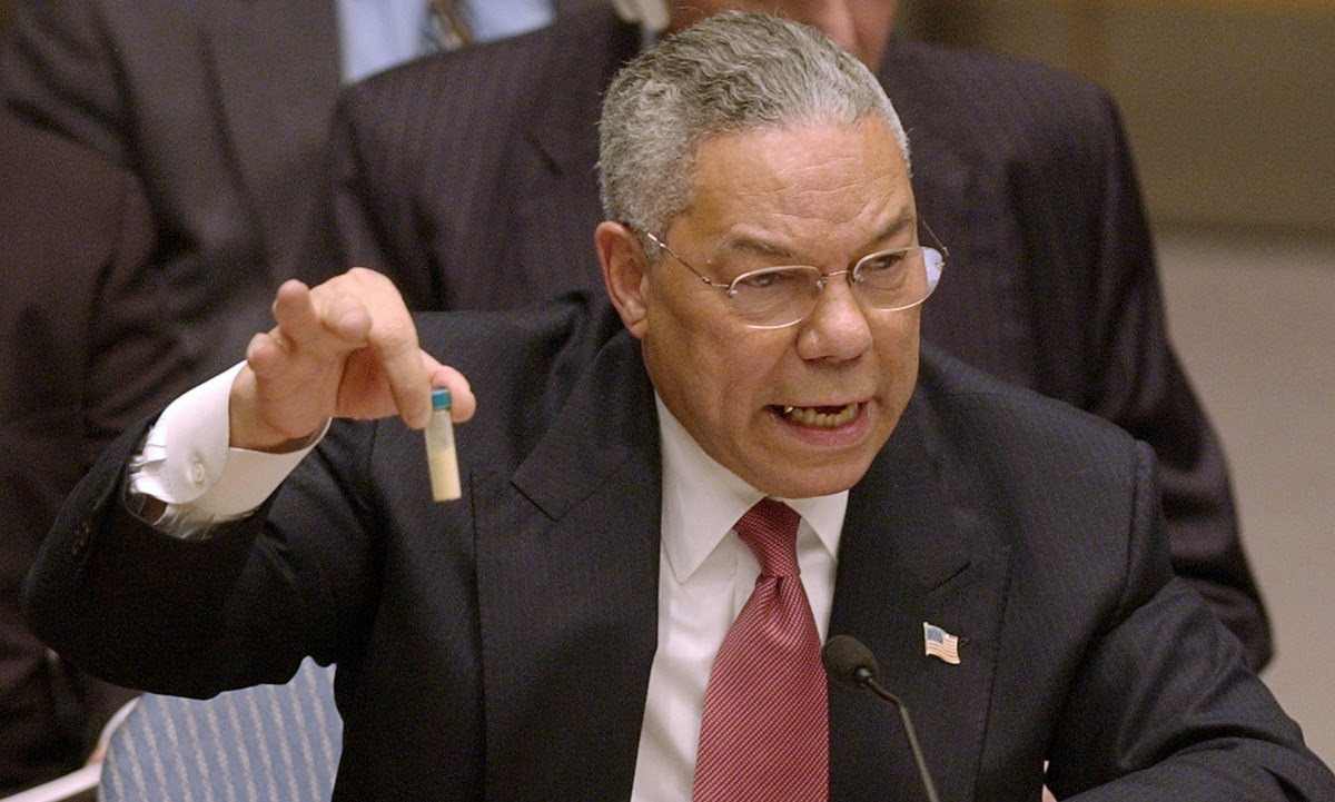 Colin Powell trong cuộc họp Hội đồng Bảo an ngày 5/2/2003. Ảnh: AP.
