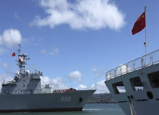 El buque chino Qiandaohu, en su ingreso a Pearl Harbor, Hawaii, para maniobras navales