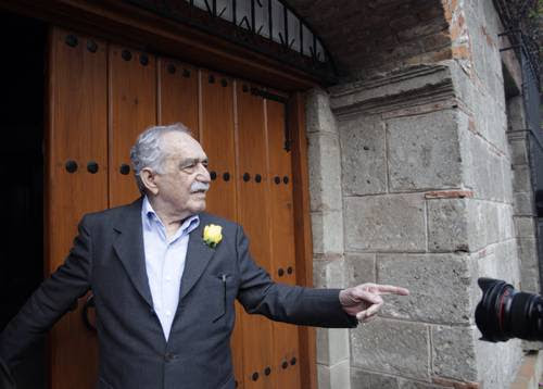 Gabriel García Márquez salió de su casa para escuchar Las Mañanitas que al unísono entonaron reporteros y lectores en el día su cumpleaños. 