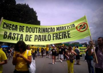 Adeptos do Escola sem Partido protestam contra Paulo Freire.