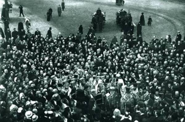 Встреча патриарха Тихона у ворот Александро-Невской Лавры в мае 1918 года