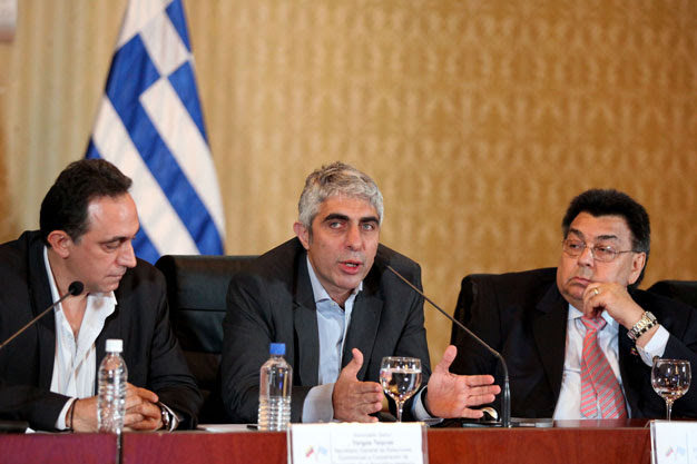 En la Casa Amarilla Antonio José de Sucre, Tsipras, en compañía de Calixto Ortega, viceministro venezolano de Cooperación Económica, y del embajador de Grecia en Venezuela, Nikolaus Kotrokois