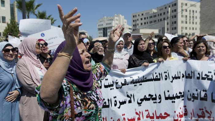 Women in Ramallah protest over the killing of Israa Ghrayeb (picture-alliance/AP Photo/N. Nasser) Women in Ramallah protest over the killing of Israa Ghrayeb (picture-alliance/AP Photo/N. Nasser)