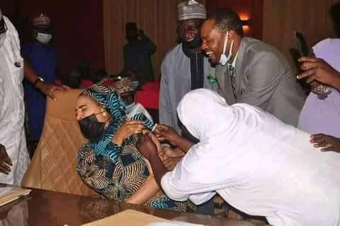 Photo of Niger State Commissioner looking uncomfortable as she received a jab of COVID19 vaccine 