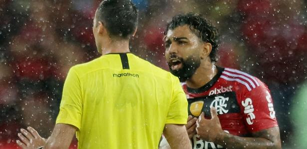 Gabigol reclama com árbitro em Flamengo X Del Valle, duelo da Recopa Sul-Americana
