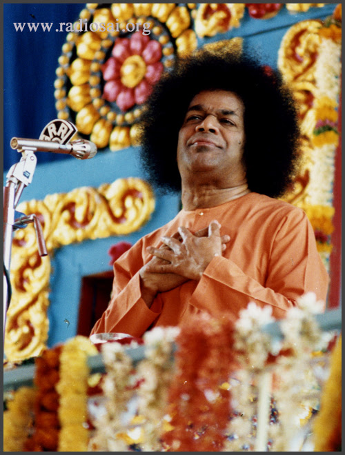 Sathya Sai Baba dando el discurso
