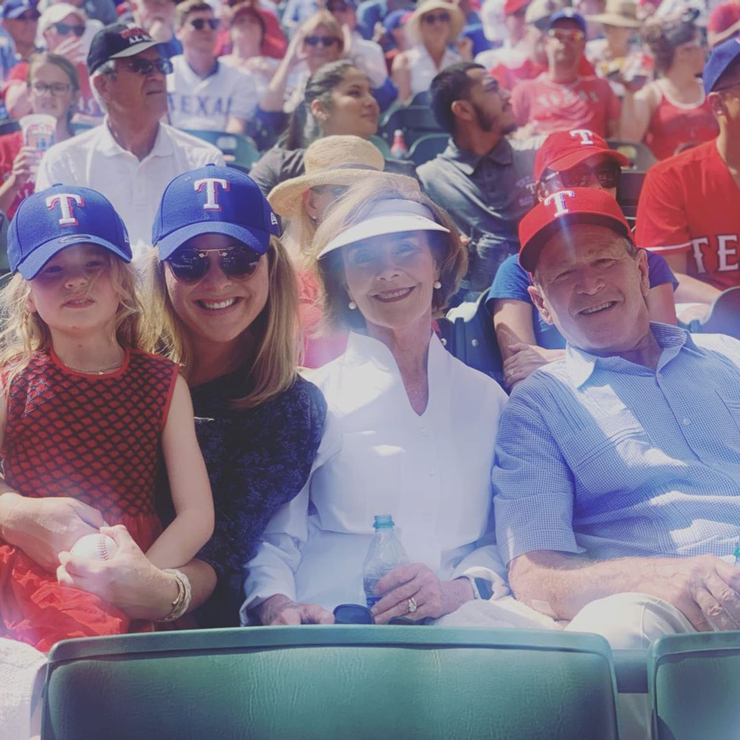 Κατηγορούν τον Τραμπ Jenna-bush-hager-opening-day-baseball-mc-230330-84ff69