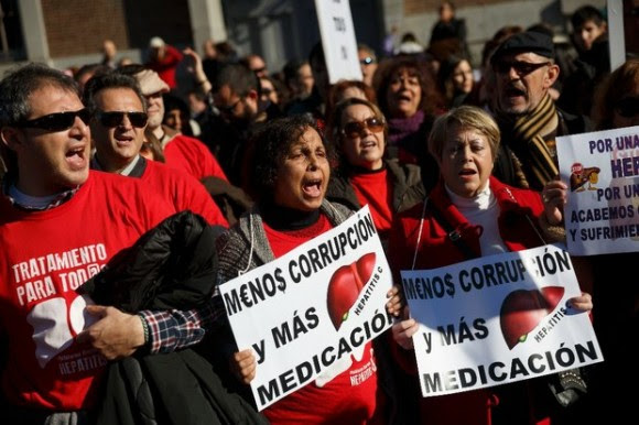 Manifestantes exigen reducción en el tratamiento contra la hepatitis C en Madrid, España. Foto AP