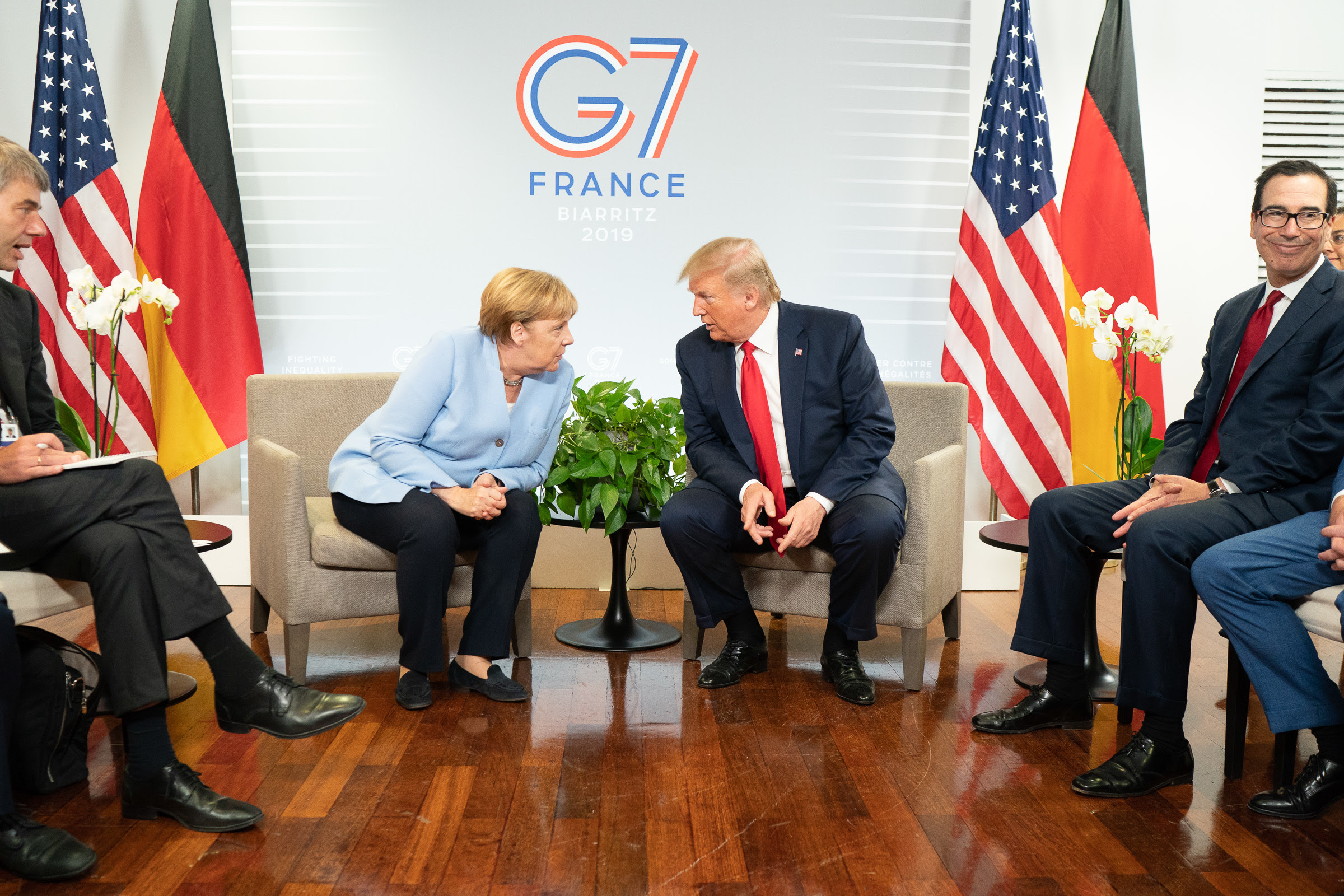 Встреча большой семерки. Трампа и Меркель на саммите g7. Саммит g7 Меркель. Саммит g7 2019. Меркель Трамп g7.