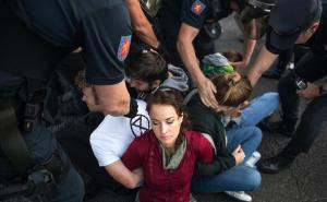 Un momento del corte de la calle Raimundo Fernández Villaverde durante la acción de desobediencia civil del 7 de octubre. Foto: Álvaro Minguito / El Salto