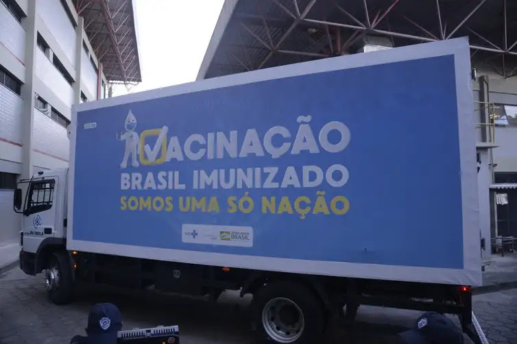 Caminhão sai da Fiocruz com as vacinas de Oxford/AstraZeneca para serem entregues ao Ministério da Saúde e distribuídas no Brasil.