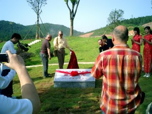 Poets Mo Mo and Yu Jian reveal a commemorative plaque at the the First Lushan New Century Famous Poets Summit. Credit: Heather Inwood