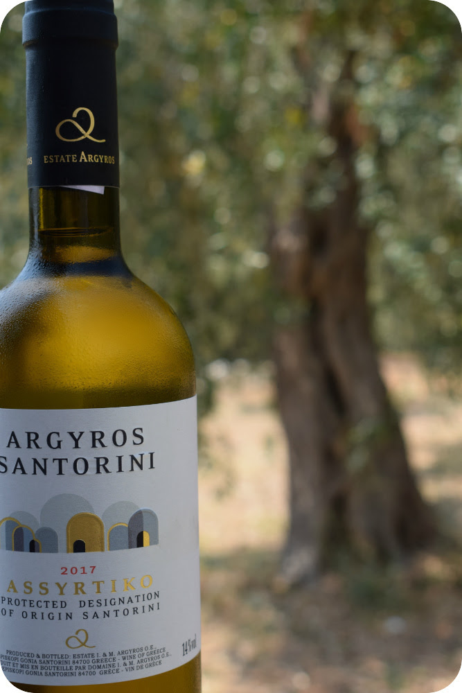 Gastronomie și lectură, adică mâncare, un vin și o carte bună pe nisipul de la mare (Guest post – Daniel Botea) Lady in Black Assyrtiko