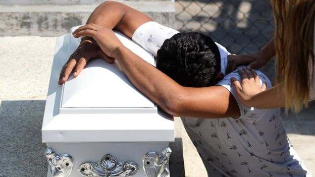 Homem chora sobre caixão em Guadalajara, México.