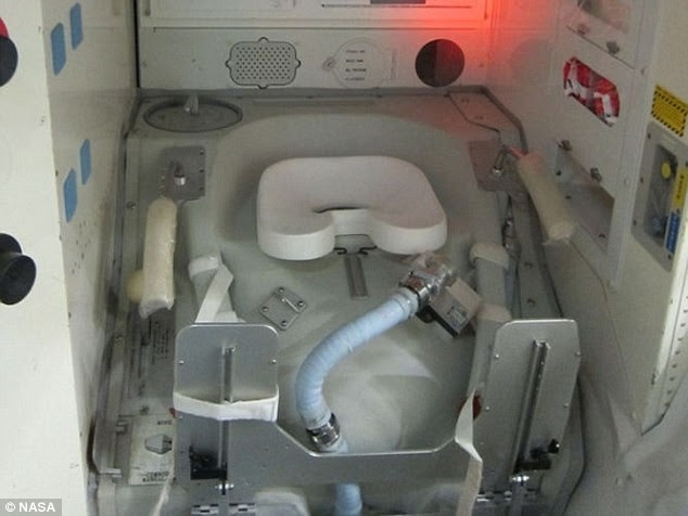 Một nhà vệ sinh trên tàu vũ trụ. Ảnh: NASA