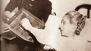 Eva Duarte de Perón, votando desde su lecho de muerte en 1951