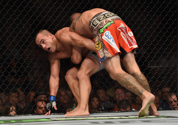 En esta posición con solo una mano en tierra se podría patear a la cabeza