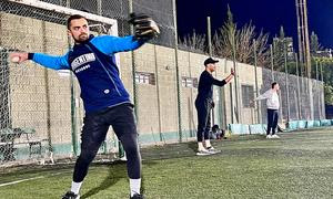 Carlos practica sus lanzamientos en una sesión de entrenamiento en Buenos Aires.