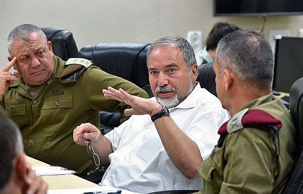 Defense Minister Avigdor Liberman (C) seen during a visit to the North Front Command.
