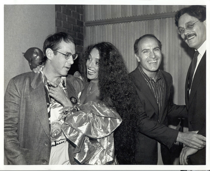Al cine. El productor David Weisman, Sonia Braga, Puig y Raúl Julia, durante la filmación de "El beso de la mujer araña" (1985)