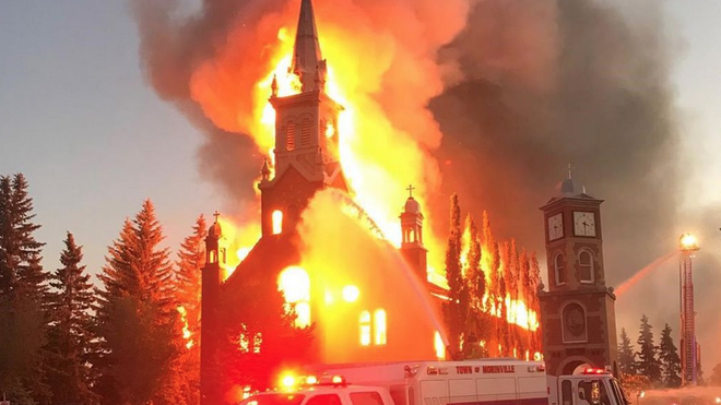 Ocho iglesias han ardido en Canadá mientras aumentan los hallazgos de tumbas infantiles