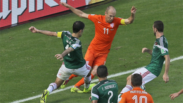 "Arjen Robben me confesó que no era penal", dijo Rafa Márquez La selección de Holanda clasificó a los cuartos de final del Mundial Brasil 2014. (AP)