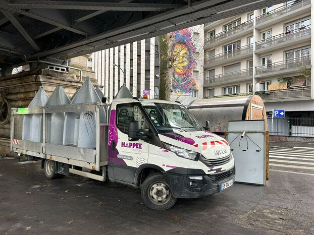 Boulevard de la Chapelle (Xe et XVIIIe). Les derniers aménagements de la promenade urbaine sont retirés par la Ville.