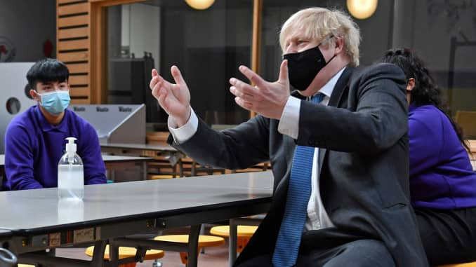 O primeiro ministro Boris Johnson encontra os alunos do 11º ano durante uma visita à Accrington Academy em 25 de fevereiro de 2021 em Lancaster, Inglaterra. (Foto de Anthony Devlin - WPA Pool / Getty Images)