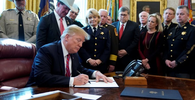 El presidente de los Estados Unidos, Donald Trump, firma el veto a una medida del Congreso que quería para poner fin a la declaración de emergencia en la Casa Blanca en Washington. / REUTERS -  JONATHAN ERNST