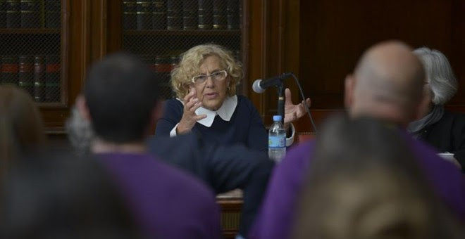 La alcaldesa de Madrid, Manuela Carmena, durante la charla 'Reinventemos la justicia', en la Facultad de Derecho de la Universidad de Buenos Aires./ EFE