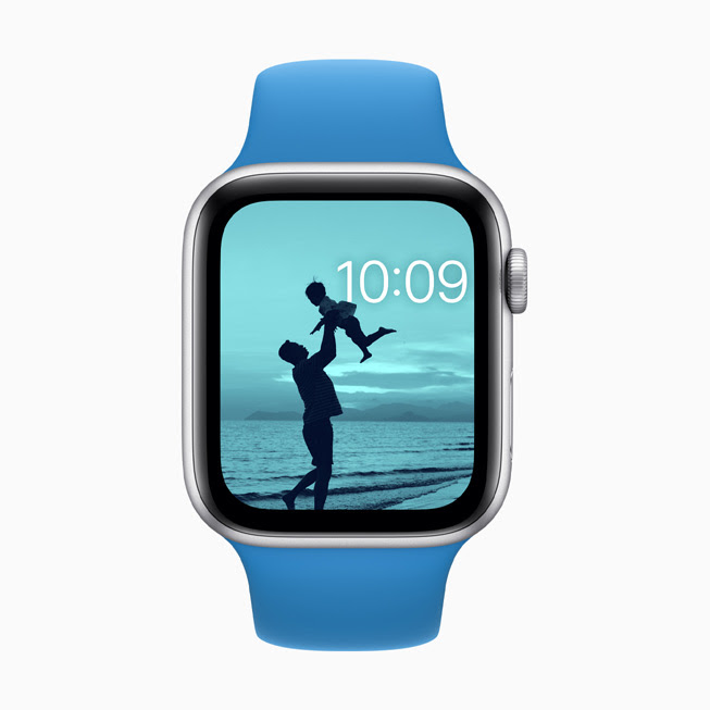 Apple Watch Series 5 螢幕中顯⽰使用了顏⾊濾鏡的「照片」錶⾯。