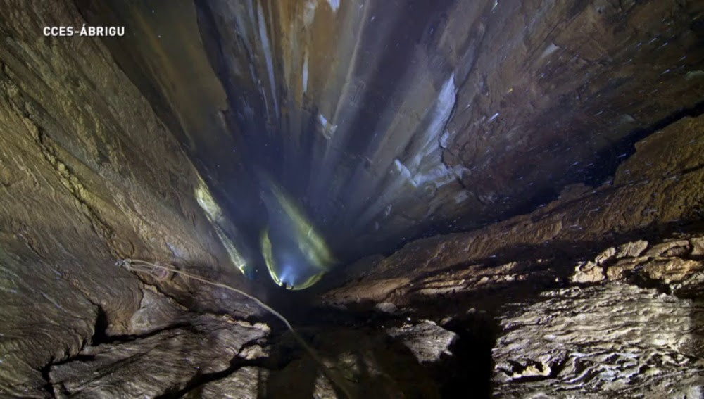 Cueva de 435,92 metros situada en la ladera de Porracolina, en la vertiente del valle de Calseca, en Ruesga. Cueva de 435,92 metros situada en la ladera de Porracolina, en la vertiente del valle de Calseca, en Ruesga.