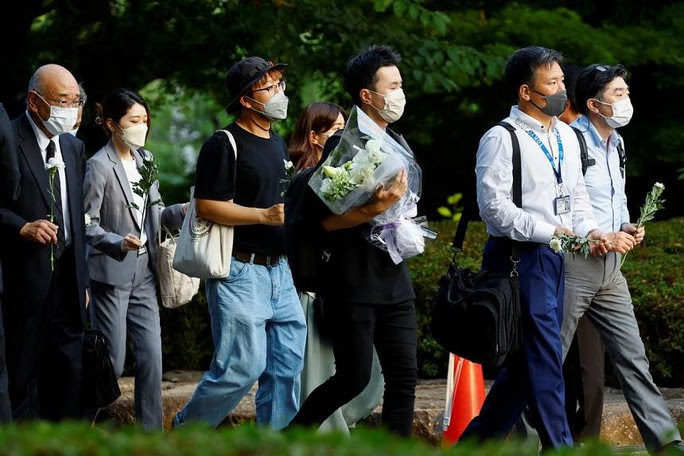 Người dân Nhật Bản tiễn đưa cố Thủ tướng Abe Shinzo - Ảnh 1.