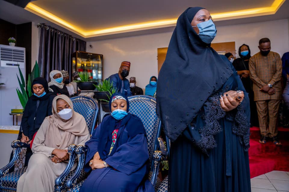 Aisha Buhari and her children pay condolence visit to the family of late COAS (photos)