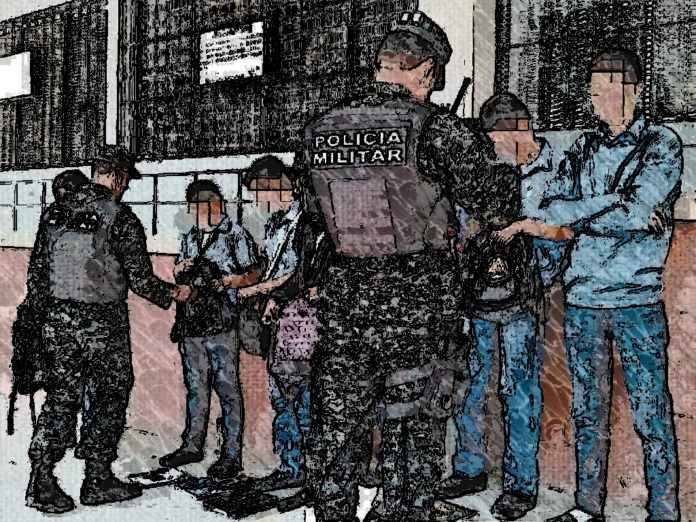militares revisando alumnos