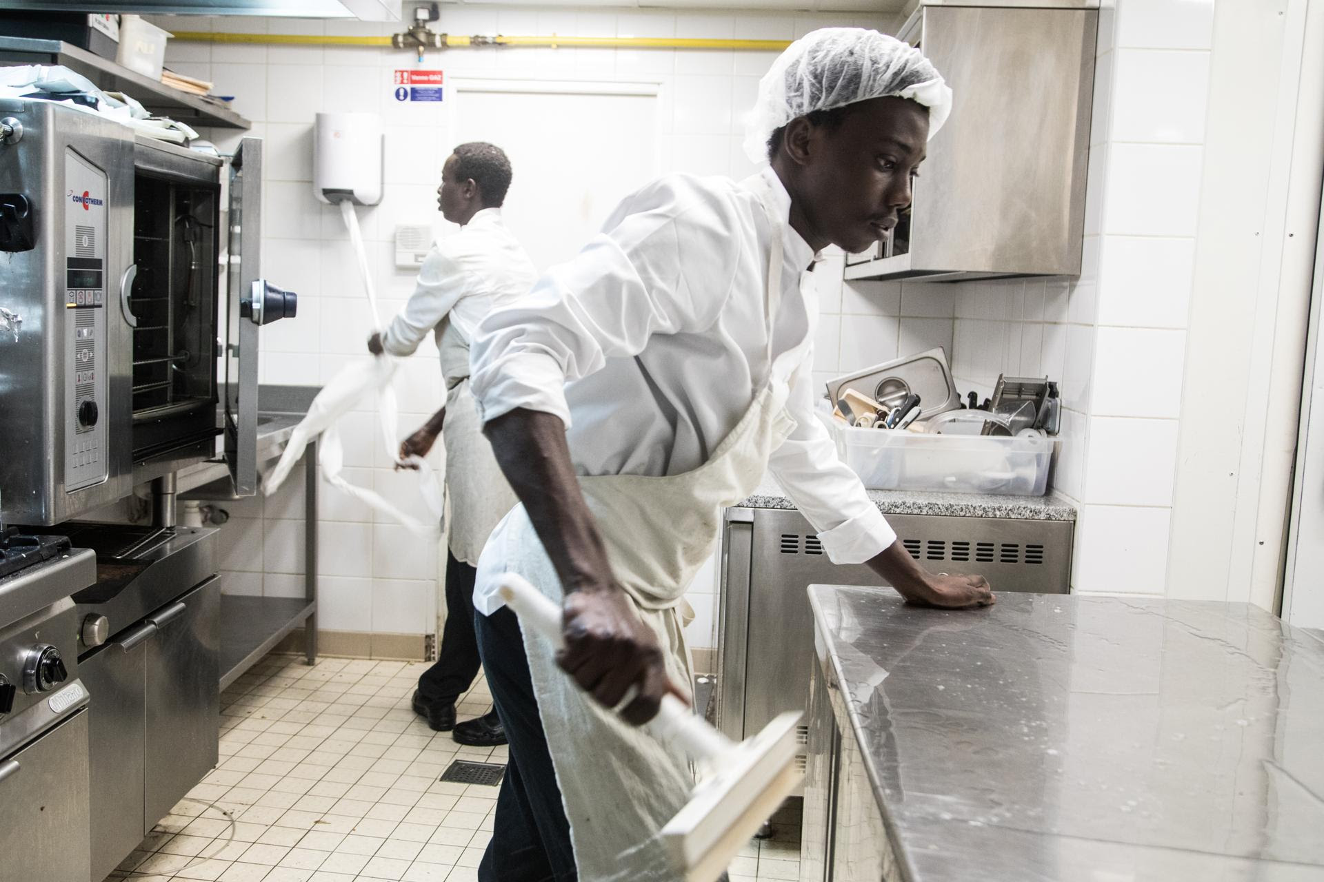 Sire (au premier plan) et Sara, tous deux sénégalais, sont plongeurs dans un restaurant gastronomique à Paris.