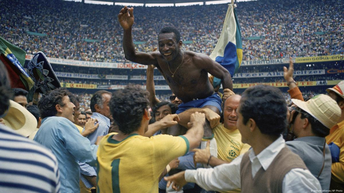 Pelé carregado dentro do estádio 