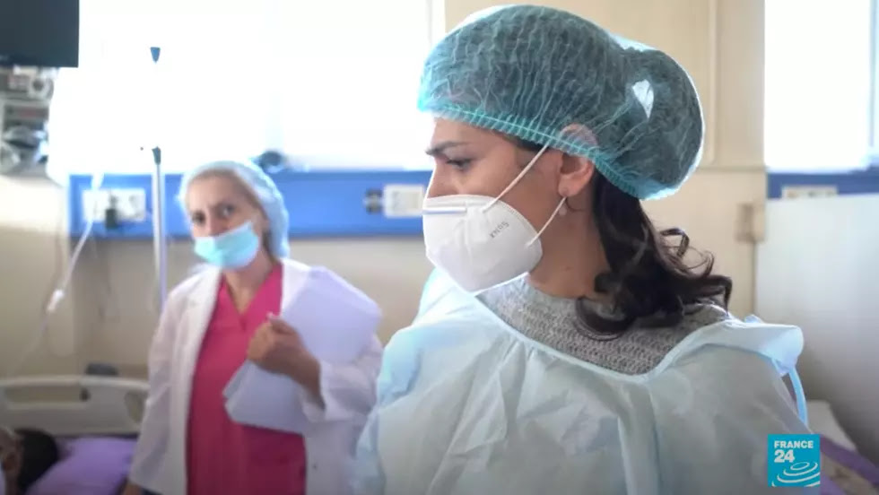 Élise Boghossian, humanitaire française interrogée par France 24, intervient auprès des blessés arméniens, dans l'hôpital d'Erevan, en Arménie.